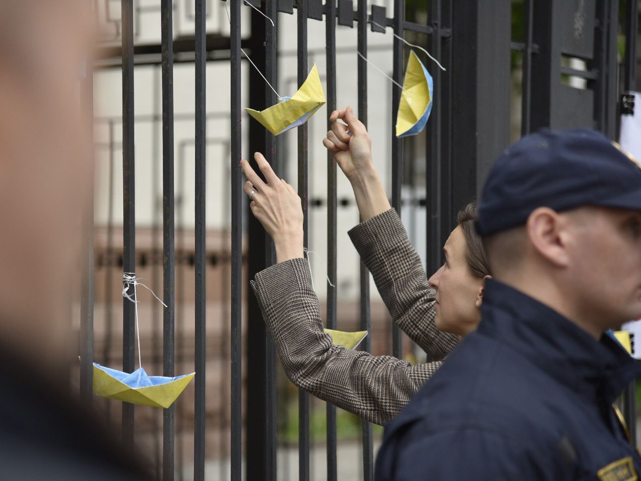 Под посольством РФ в Киеве провели акцию против амнистии "кремлевским преступникам". Фоторепортаж