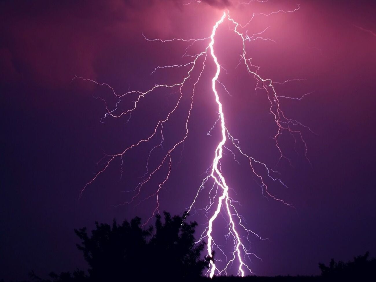 У Львівській облдержадміністрації попередили про небезпеку блискавок