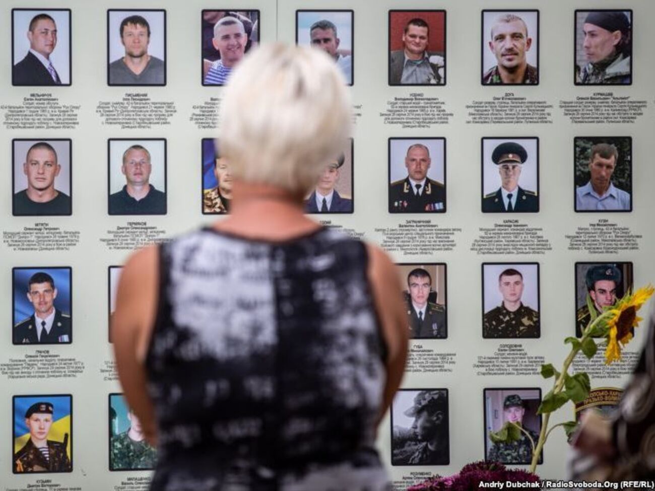 По данным, которые 6 мая озвучил президент Украины Петр Порошенко, с начала боевых действий на Донбассе погибло 2973 украинских военных