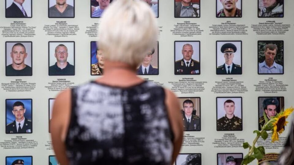 По данным, которые 6 мая озвучил президент Украины Петр Порошенко, с начала боевых действий на Донбассе погибло 2973 украинских военных