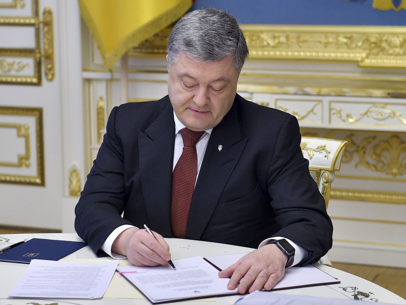 За словами Бутусова, у травні 2019 року Порошенко надав 26 генеральських звань