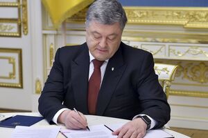 За словами Бутусова, у травні 2019 року Порошенко надав 26 генеральських звань