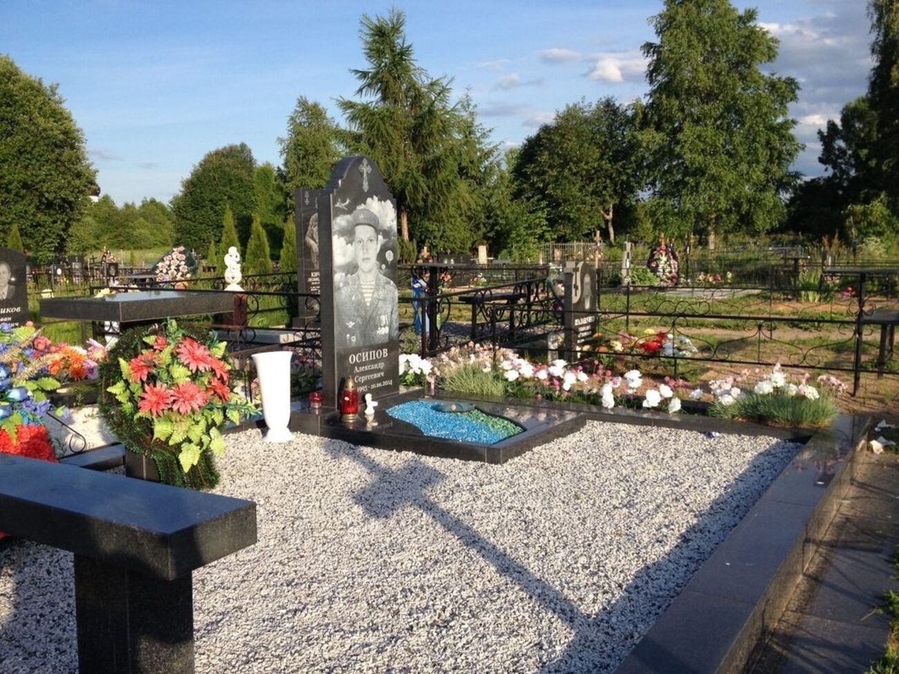 На кладовищі під Псковом, де у 2014 році в безіменних могилах поховали загиблих десантників, встановили пам'ятники