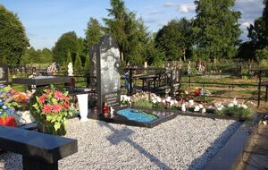 На кладбище под Псковом, где в 2014 году в безымянных могилах похоронили погибших десантников, установили памятники