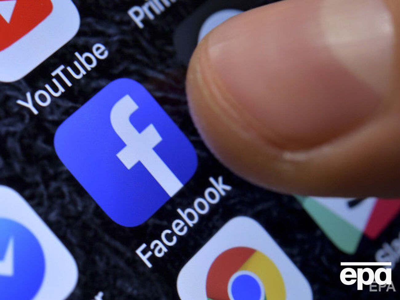 По мнению Хьюза, у Facebook нет полноценной альтернативы, что является проблемой