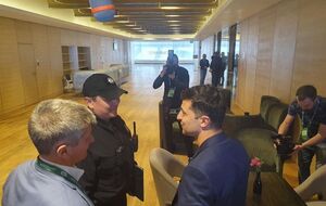 21 квітня правоохоронці вручили Зеленському протокол про адміністративне правопорушення