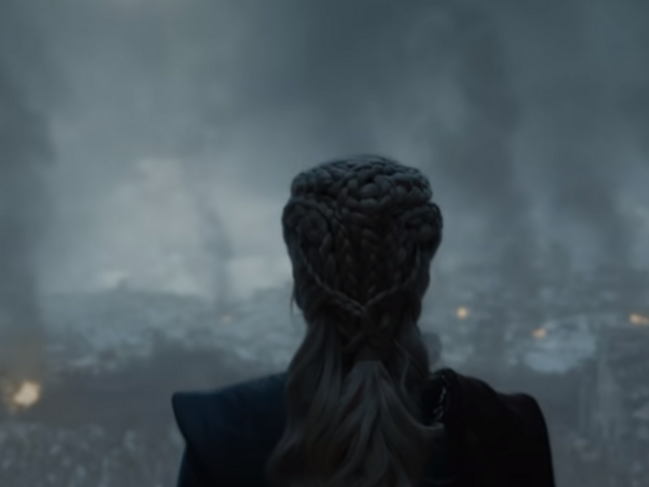 Дейенерис Тарагариен созерцает руины Королевской гавани