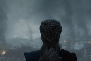 Дейенерис Тарагариен созерцает руины Королевской гавани