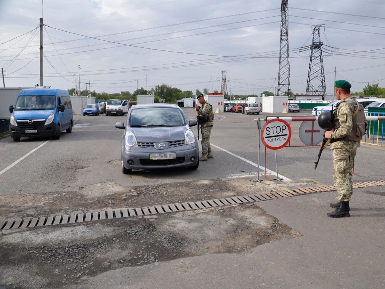 В Госпогранслужбе сообщили, что мужчина потерял сознание вскоре после того, как вышел из машины