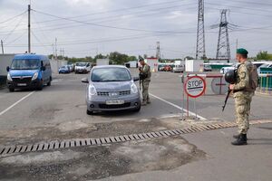 У Держприкордонслужбі також повідомили, що чоловік знепритомнів незабаром після того, як вийшов із машини