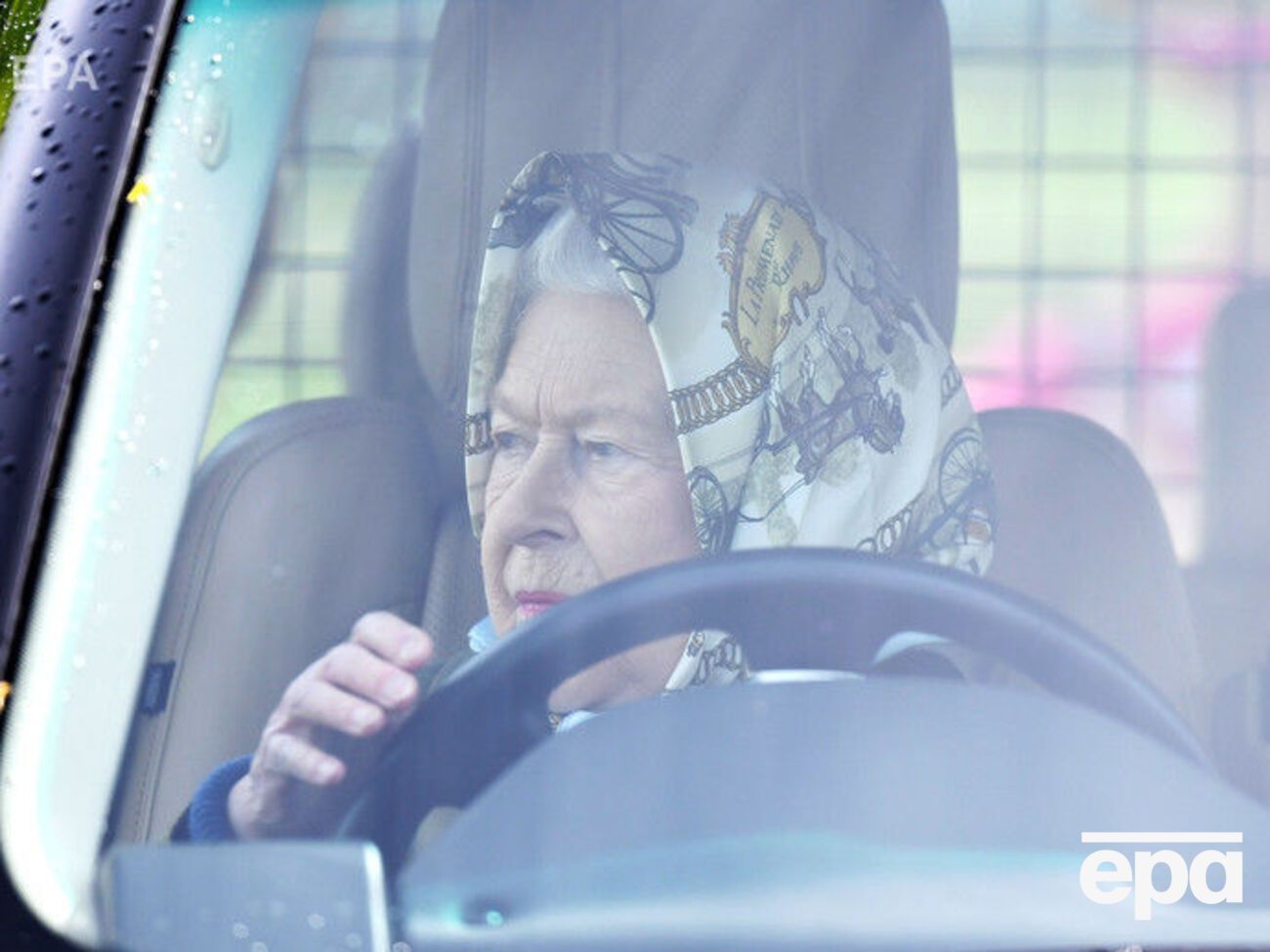 Елизавета II сама водит автомобиль