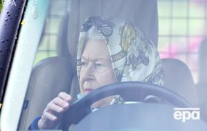 Елизавета II сама водит автомобиль