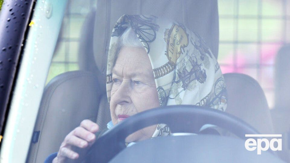 Елизавета II сама водит автомобиль