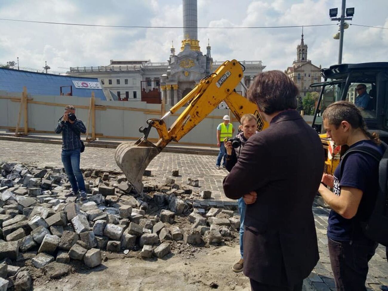 Сьогодні будівельники почали розбирати бруківку на Інститутській
