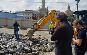 Сегодня строители начали разбирать брусчатку на Институтской