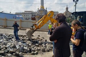 Сьогодні будівельники почали розбирати бруківку на Інститутській