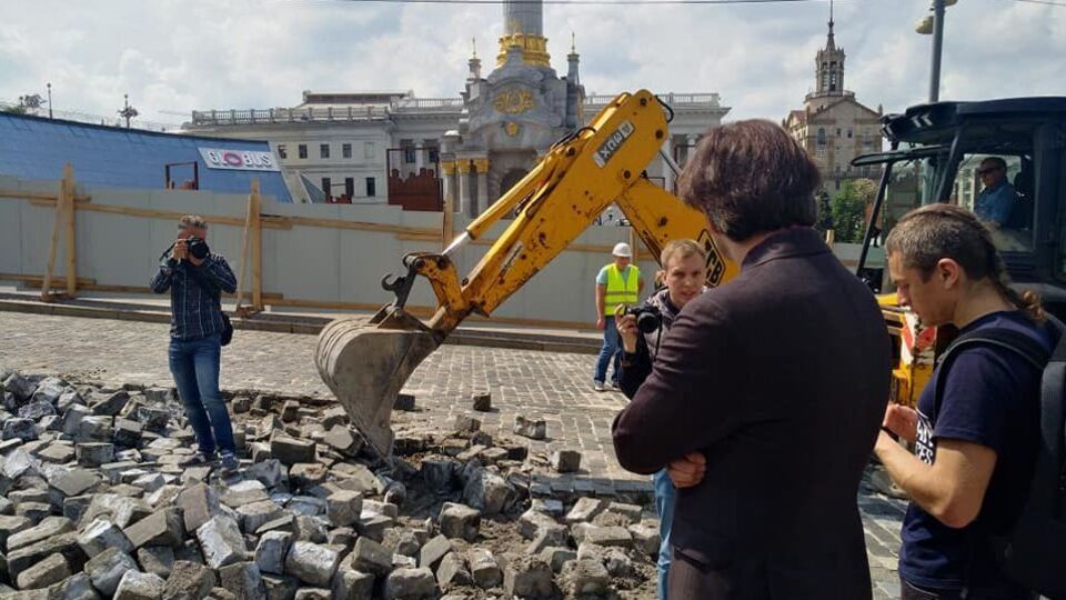 Сьогодні будівельники почали розбирати бруківку на Інститутській