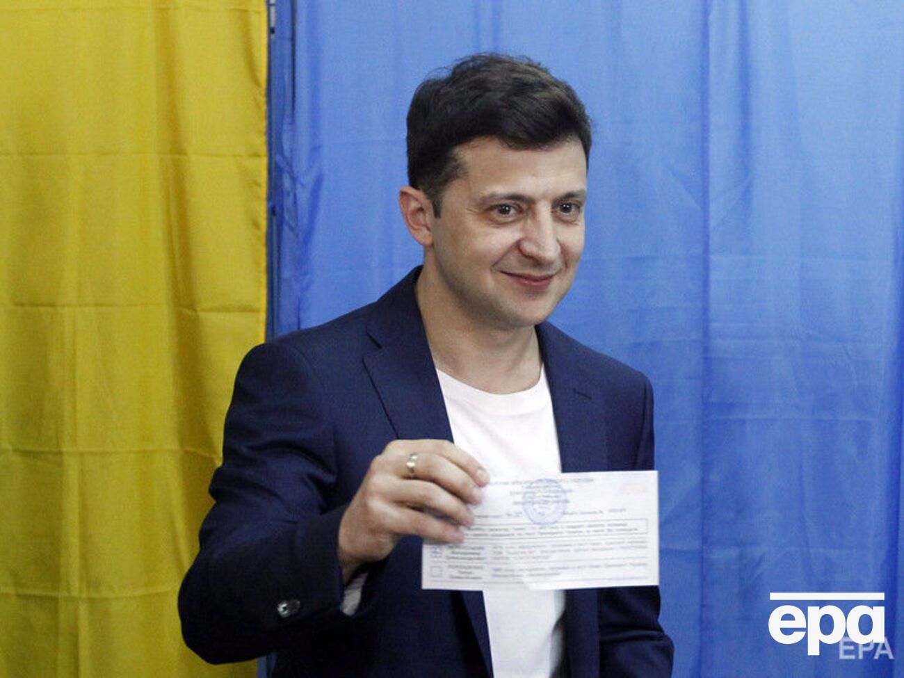 Зеленський 21 квітня показав бюлетень, де проголосував за себе
