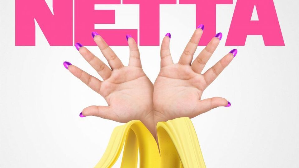 Ролик снят в стиле поп-арт