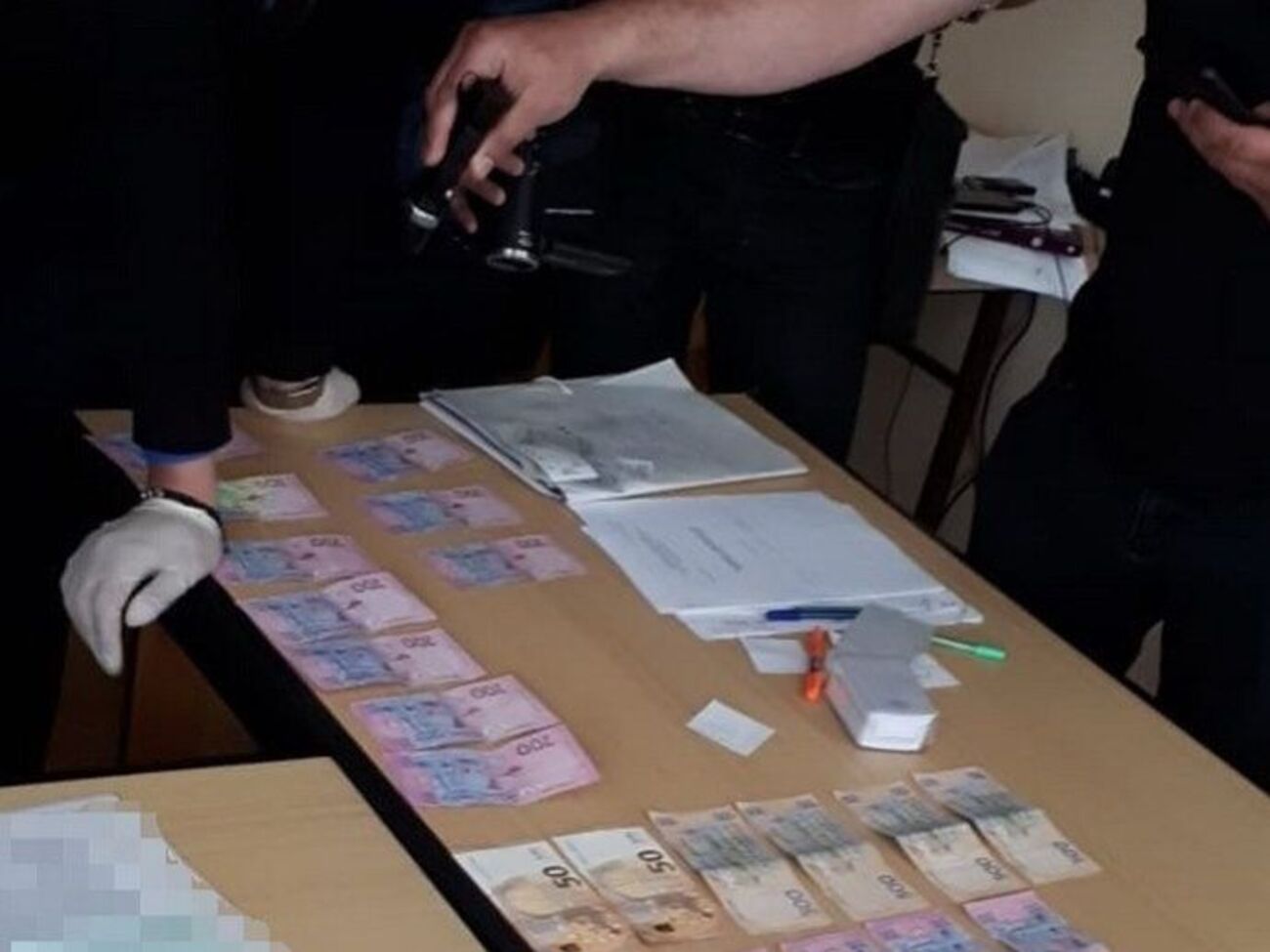 Директора інституту затримали в робочому кабінеті під час отримання грошей від студентки за "проходження практики" та захист курсової