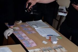Директора інституту затримали в робочому кабінеті під час отримання грошей від студентки за "проходження практики" та захист курсової