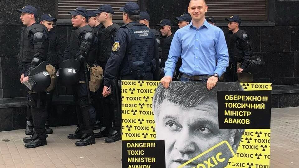 Активисты пытались намотать на столбы возле здания МВД предупреждающую ленту