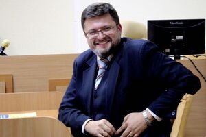 Доманский связывает свое преследование с тем, что он защищает обвиняемого в госизмене Вышинского