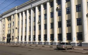 На колоннах здания ярославского МВД в марте появилась характеристика Путина