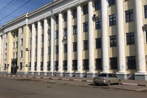 На колонах будівлі ярославського МВС у березні з'явилася характеристика Путіна
