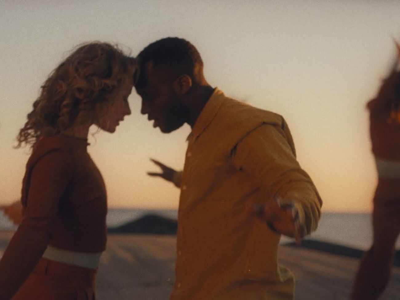 В ролике показана танцующая пара