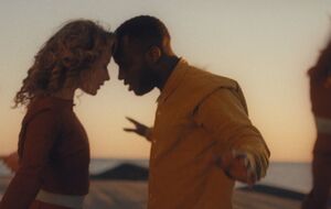 В ролике показана танцующая пара