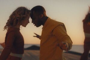 В ролике показана танцующая пара