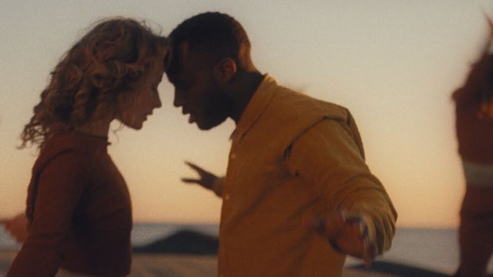 В ролике показана танцующая пара