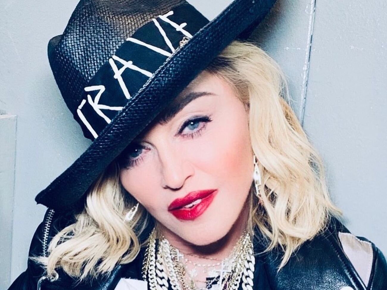 Мадонна намерена исполнить две песни