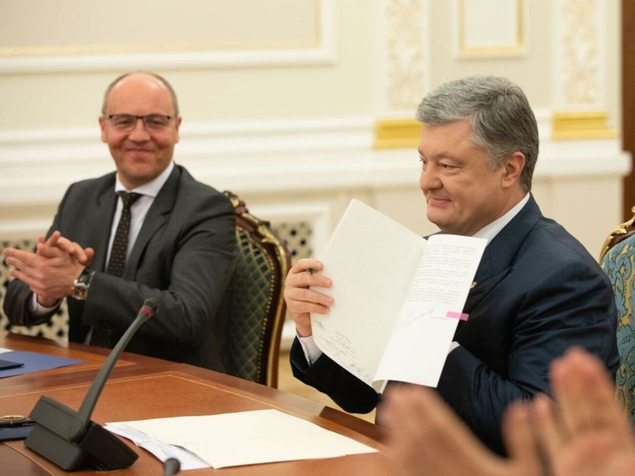 Порошенко: Закон об'єднує націю
