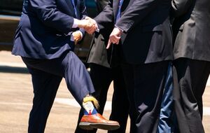 Нангессер надел носки с Трампом на встречу с ним