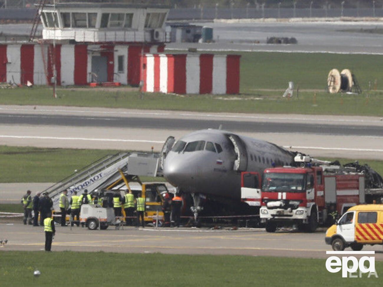 Как утверждают эксперты, пилоты перелетели расчетную точку касания полосы и пытались посадить SSJ, повышая скорость и опуская нос