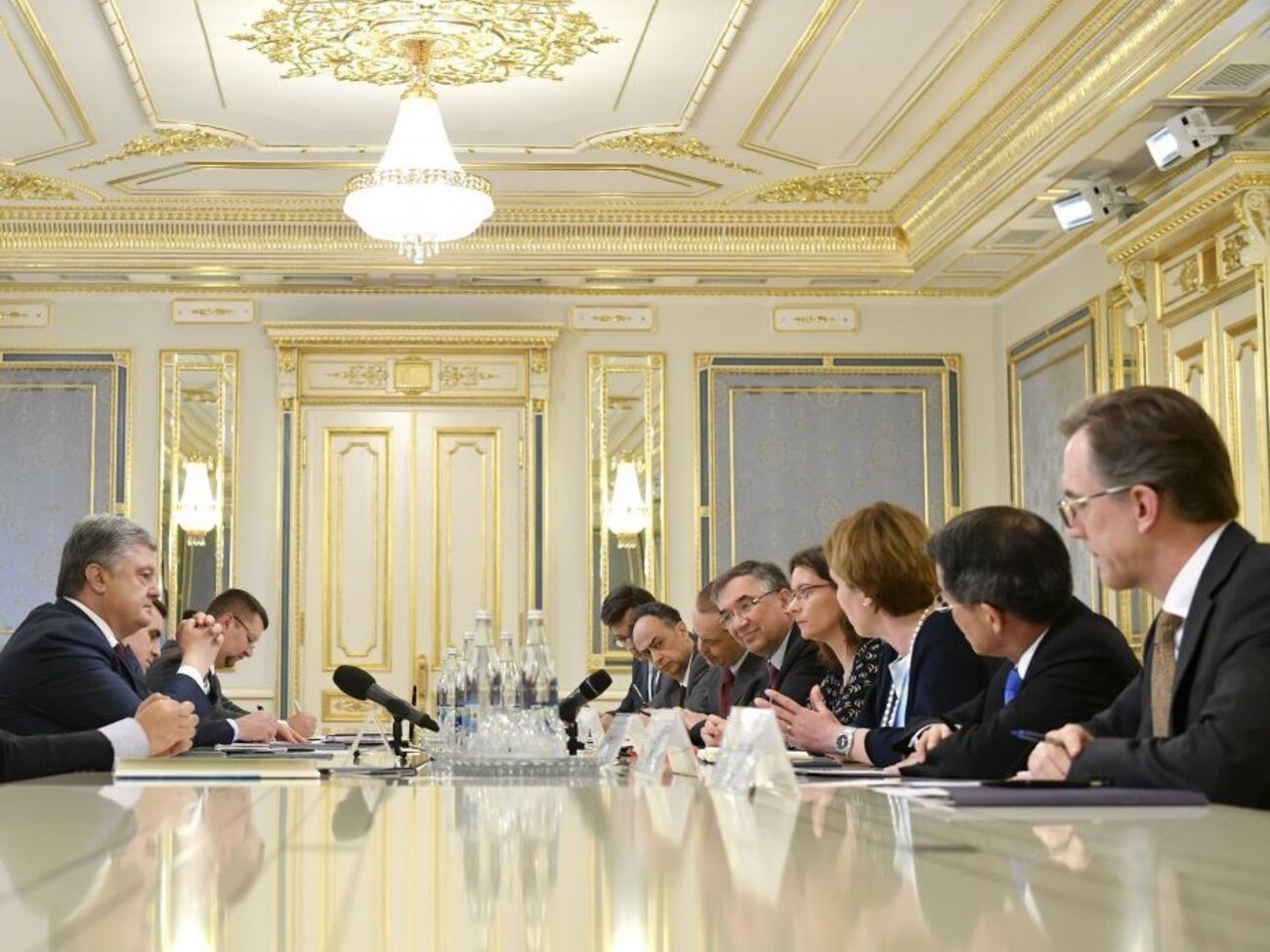 Порошенко попросив іноземних дипломатів продовжити надання підтримки Україні