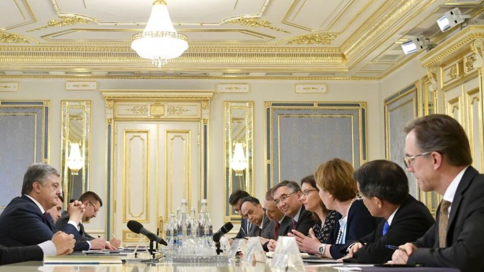 Порошенко попросив іноземних дипломатів продовжити надання підтримки Україні