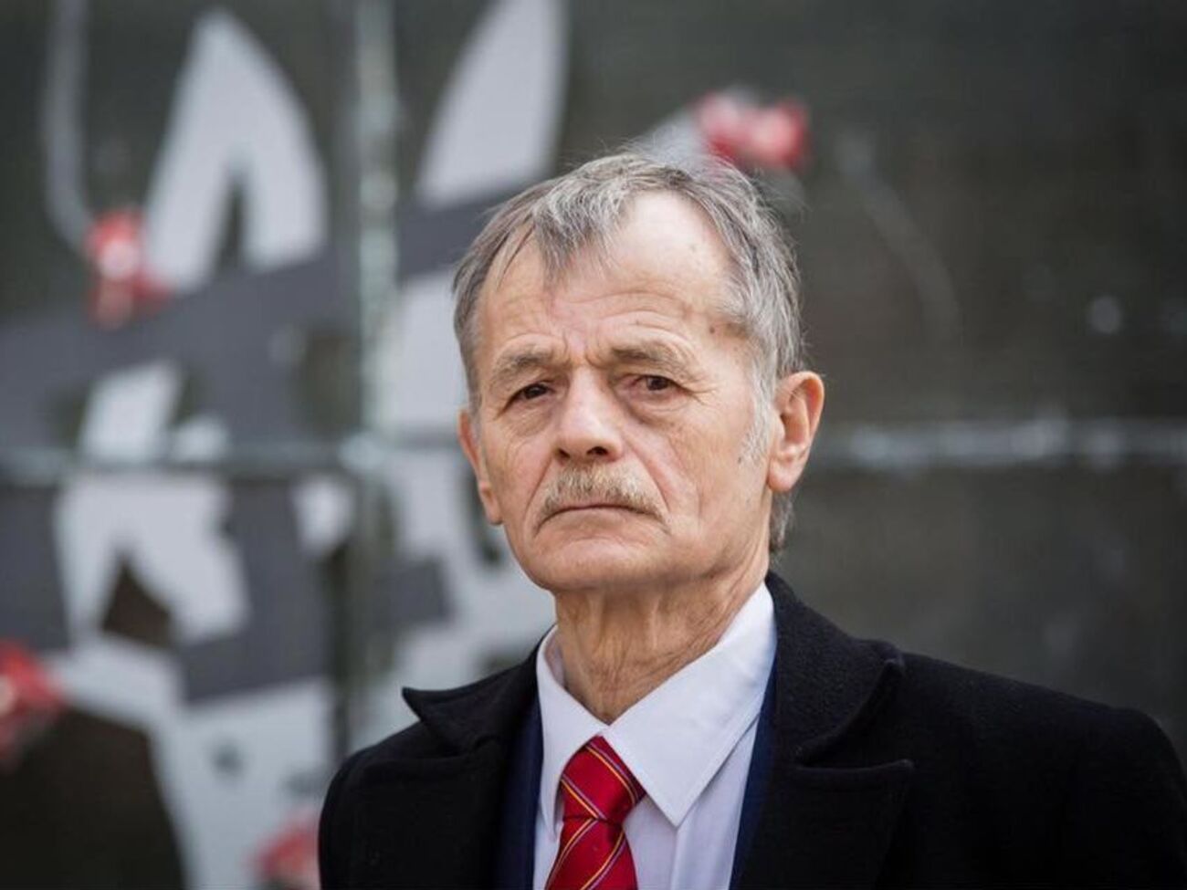 В доме, куда приходили полицейские, живут жена и приемный сын Джемилева