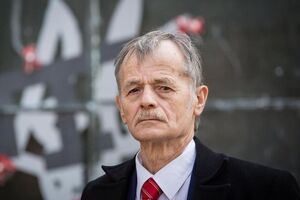 В доме, куда приходили полицейские, живут жена и приемный сын Джемилева