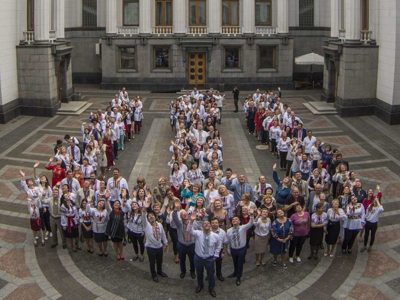 Украинские политики надели вышиванки