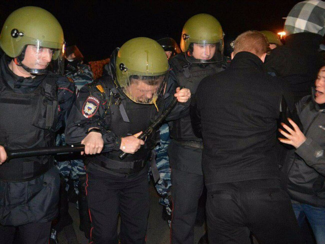 Омонівці розганяли протестувальників, ті кидали в них яйця і пляшки