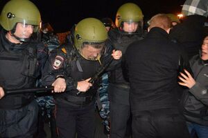 Омонівці розганяли протестувальників, ті кидали в них яйця і пляшки