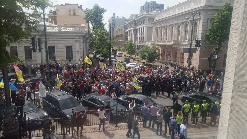 Под Верховной Радой произошли стычки