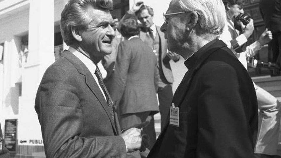 На фото 1983 року – Гоук (ліворуч) незабаром після обрання прем'єром