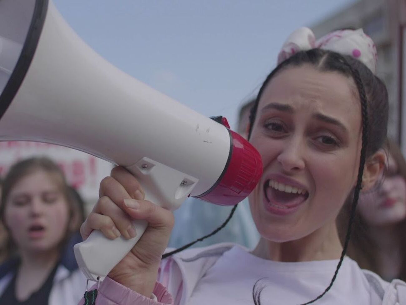 Паш у ролику показала імпровізований мітинг