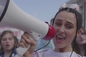 Паш у ролику показала імпровізований мітинг