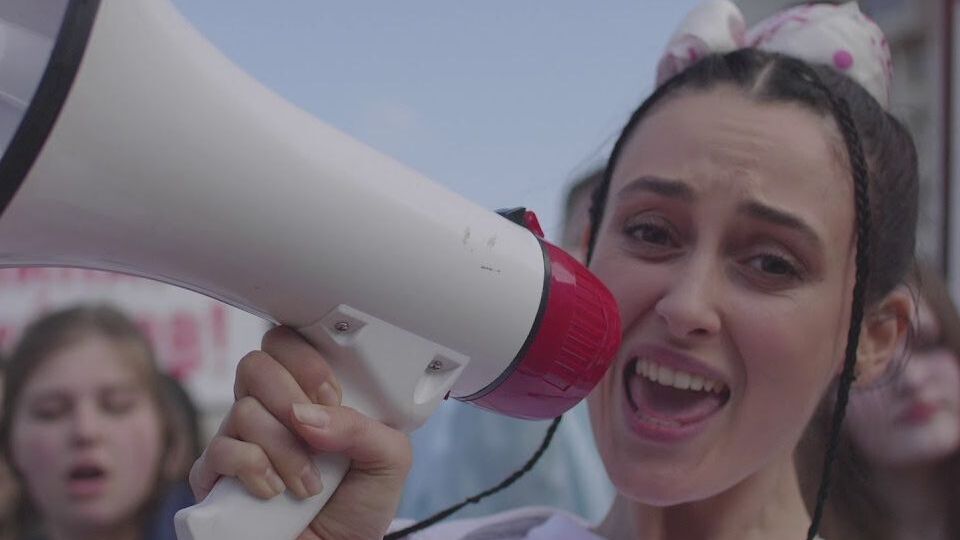 Паш у ролику показала імпровізований мітинг