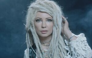 Lama предстала в образе блондинки с дредами